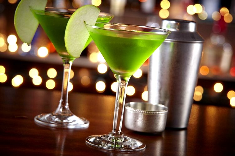 коктейль с вермутом Apple Martini
